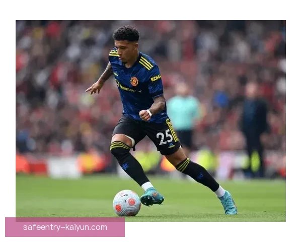 阿库尼亚防守端表现稳健,边路拦截与回防能力持续提升 阿库尼亚防守端表现稳健,边路拦截与回防能力持续提升